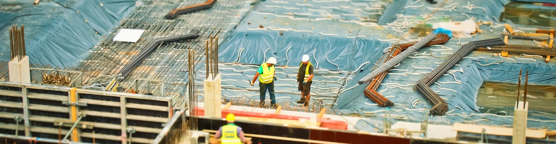 man-in-yellow-safety-vest-climbing-on-ladder-159358 (1)